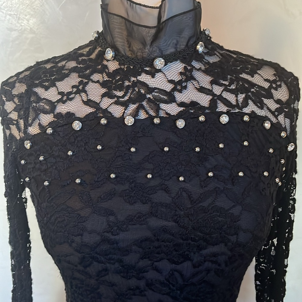 Kiuyafashion Black Lace Top w/Sheer Stand up collar & Rhinestone Details Size M - Picture 8 of 17